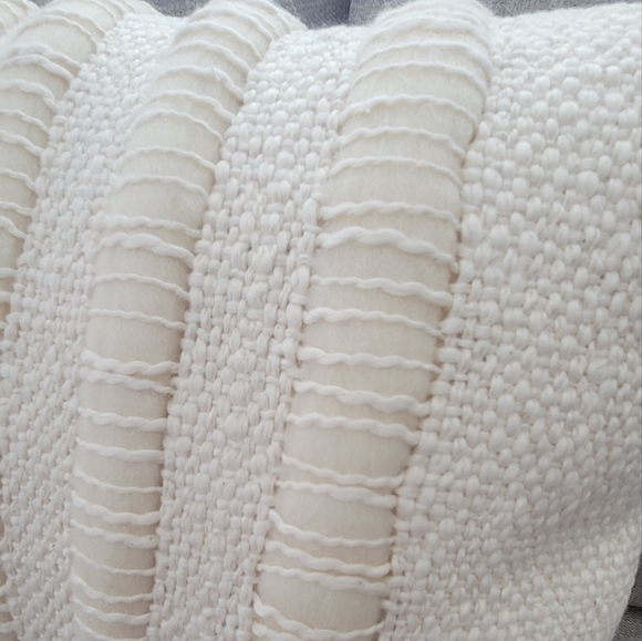 UGG Alicia Accent Pillow In Natural NWT - Picture 2 of 5